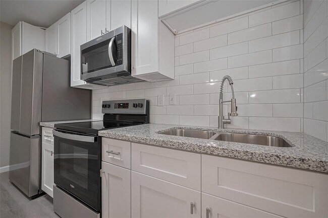 Building Photo - 1734 W 6th St