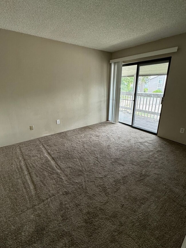 Building Photo - Second Level 3 Bed, 2 Bathroom Condo in Ro...