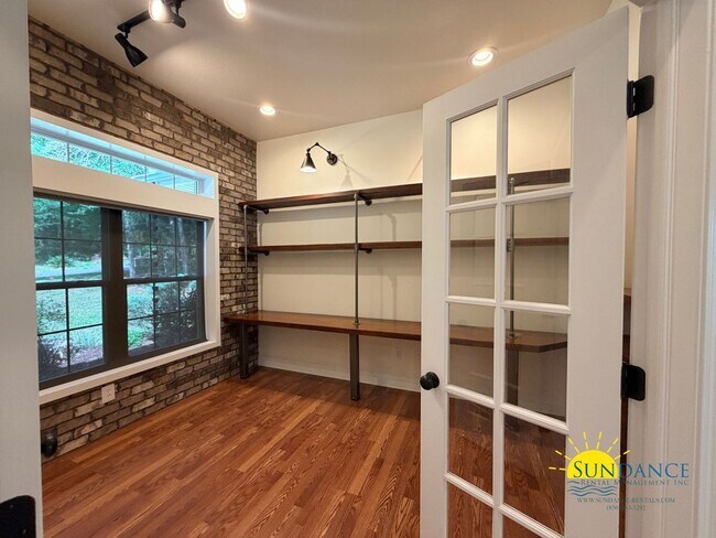 Building Photo - 213 Golf Course Dr