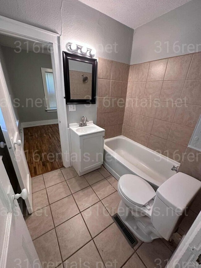 Building Photo - $895- 2 bed 1 bath - Beautiful single family home