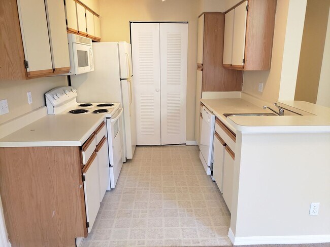 Building Photo - **For Sale w. Outside Agent** TW2127