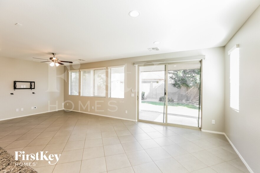 Building Photo - 22464 Via Del Oro