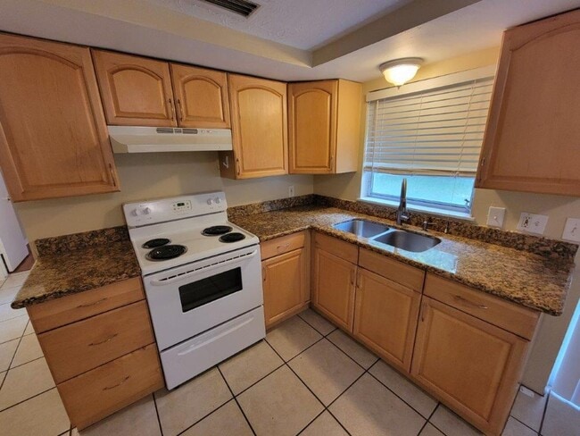 Building Photo - BEAUTIFUL 2/1/1 864Sq. Ft. with tile/wood ...