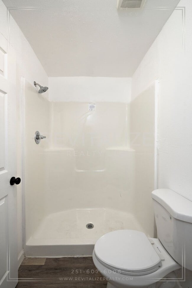 Building Photo - Fully Renovated 3/2 in West Mobile!