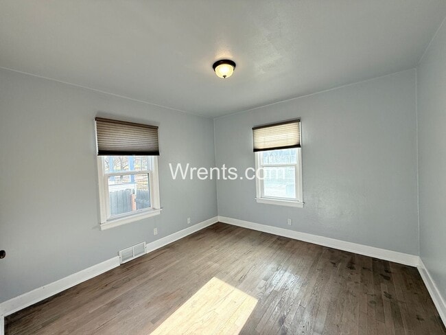 Building Photo - 5 bed 2.5 bath home