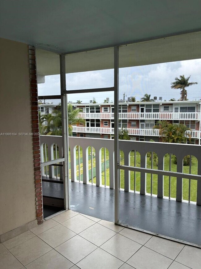 Building Photo - 141 NE 10th Ave