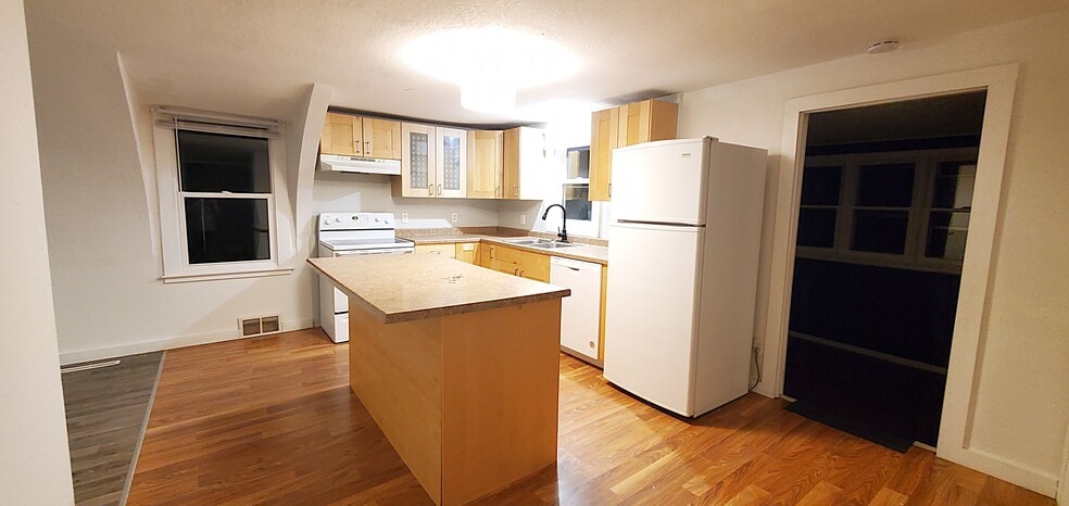 Building Photo - 376 S Pierson Ave