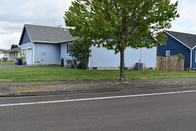 Building Photo - 469 Hummingbird St SE