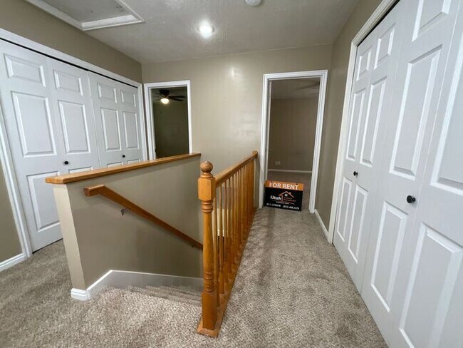 Building Photo - 3 bdrm 2 1/2 bath Townhome