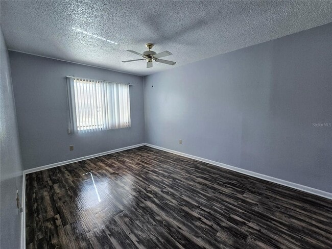 Building Photo - 520 Fairways Cir