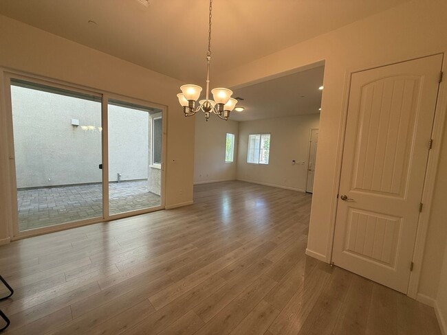 Building Photo - Spacious 3 bed 2.5 bath available in North...