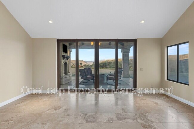 Building Photo - 493 Summerhill View