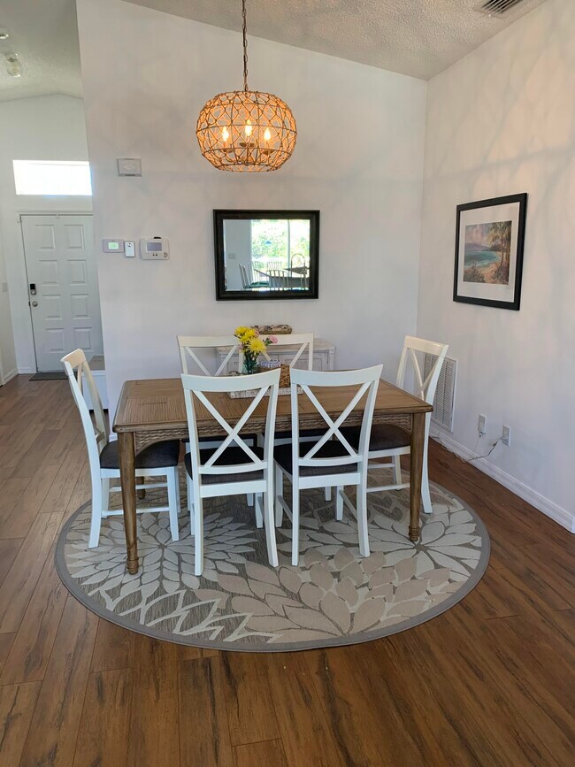 Building Photo - 993 E 13th Sq