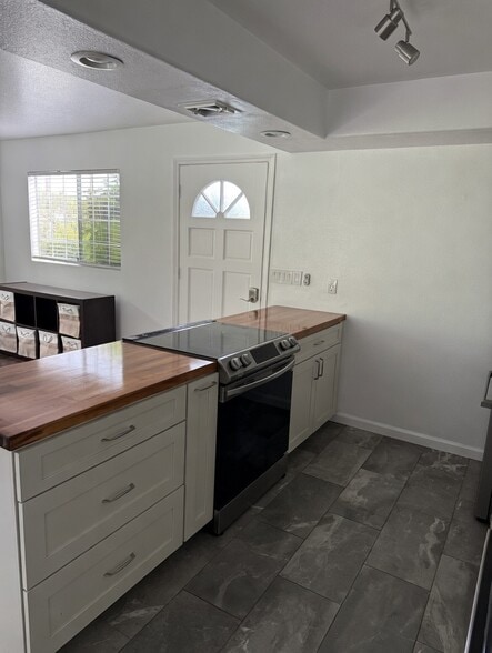 Electric stove with vent fan. All cooking supplies, plates, cutlery etc included. - 74-5051 Malia Pl