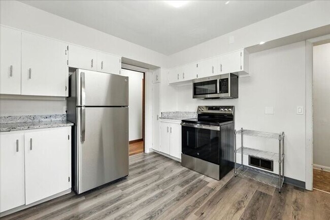 Building Photo - Spacious, Newly Renovated 5-Bedroom Home N...