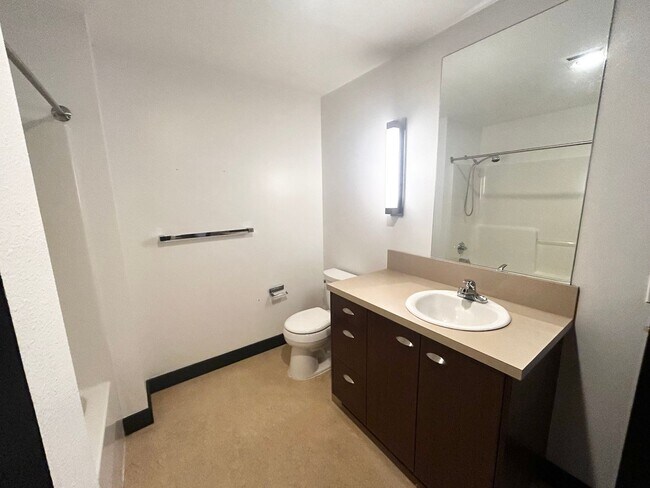 Building Photo - 2 Bedroom Lofts in Overlook! Water, Sewer and Garbage Included!!!