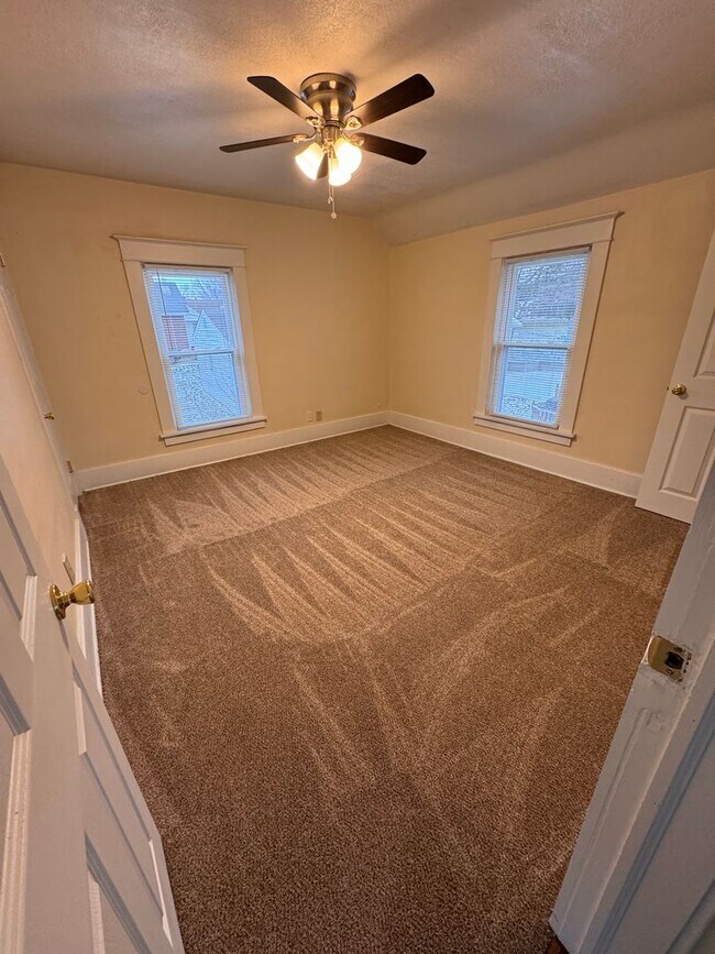 Building Photo - 100 Smithonsian St.