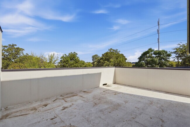 Building Photo - 2345 Hondo Ave