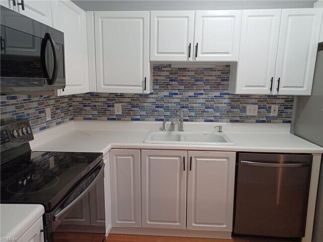 Building Photo - 1332 Lake Dr