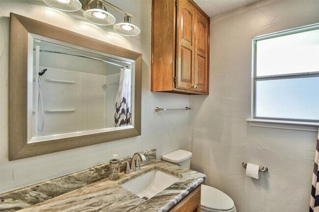 Building Photo - Beautiful Home on Mature Tree'd Lot  in We...