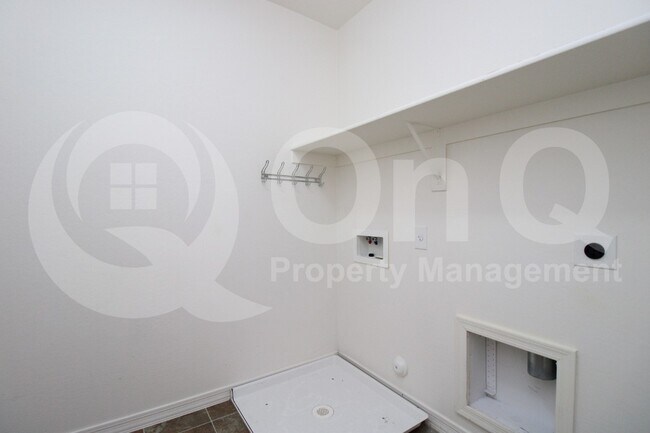 Building Photo - 3939 E Edna Dr