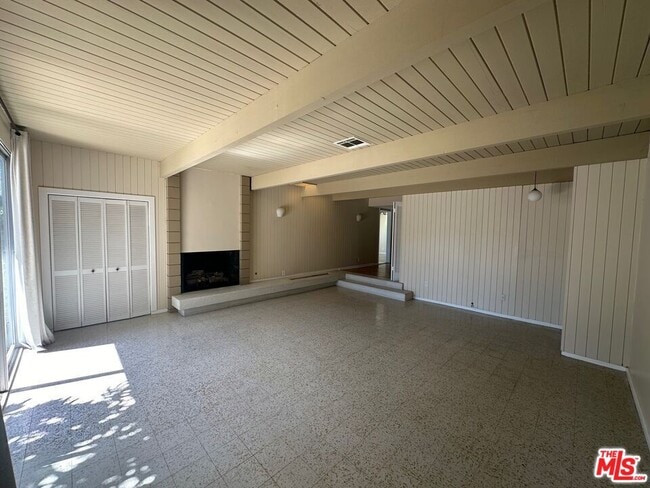 Building Photo - 3169 S Bentley Ave