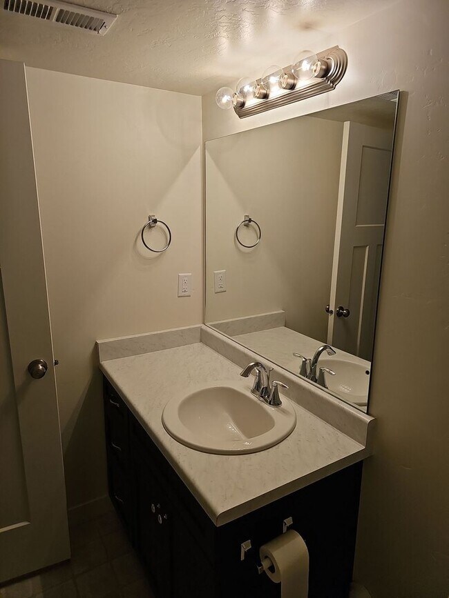 Building Photo - August free! 3 Bed/3.5 Bath Town Home for Rent in Bluffdale!