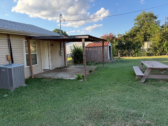 Building Photo - 902 Denton Dr