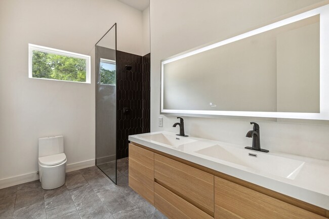 Building Photo - 111 Nob Hill Cir