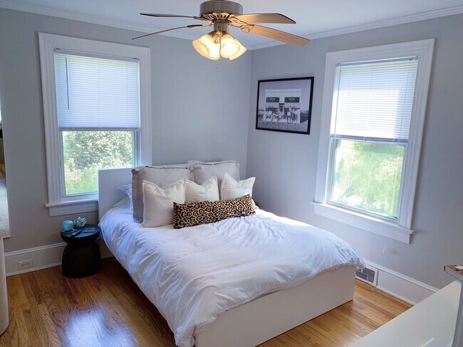 Building Photo - 3 Bed 2 Baths Grid home with fenced backya...