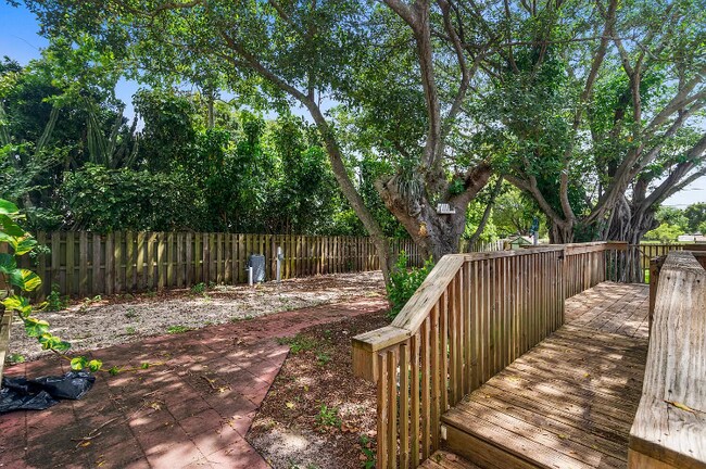 Building Photo - 710 S Pine St