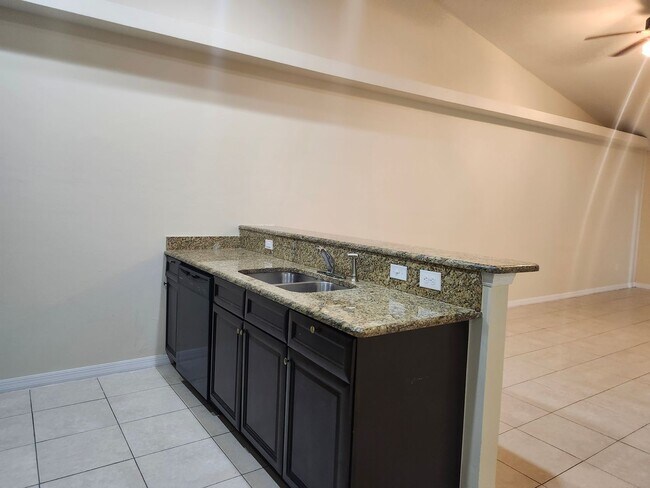 Building Photo - Nice, Clean 3 Bedroom, 2 Bathroom Duplex w...