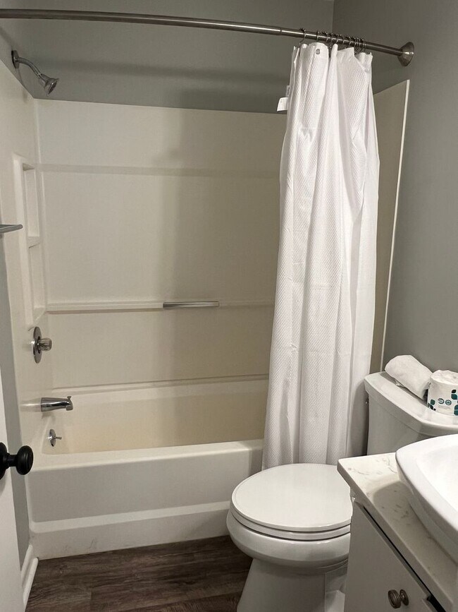 Building Photo - Walk to the Beach! Beautifully Remodeled/Furnished Fiddler's Cove