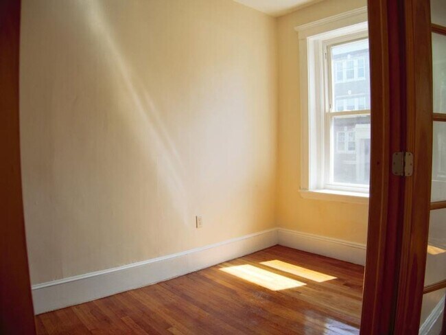 Building Photo - Spacious 2 Bed in Prime Coolidge Corner Lo...