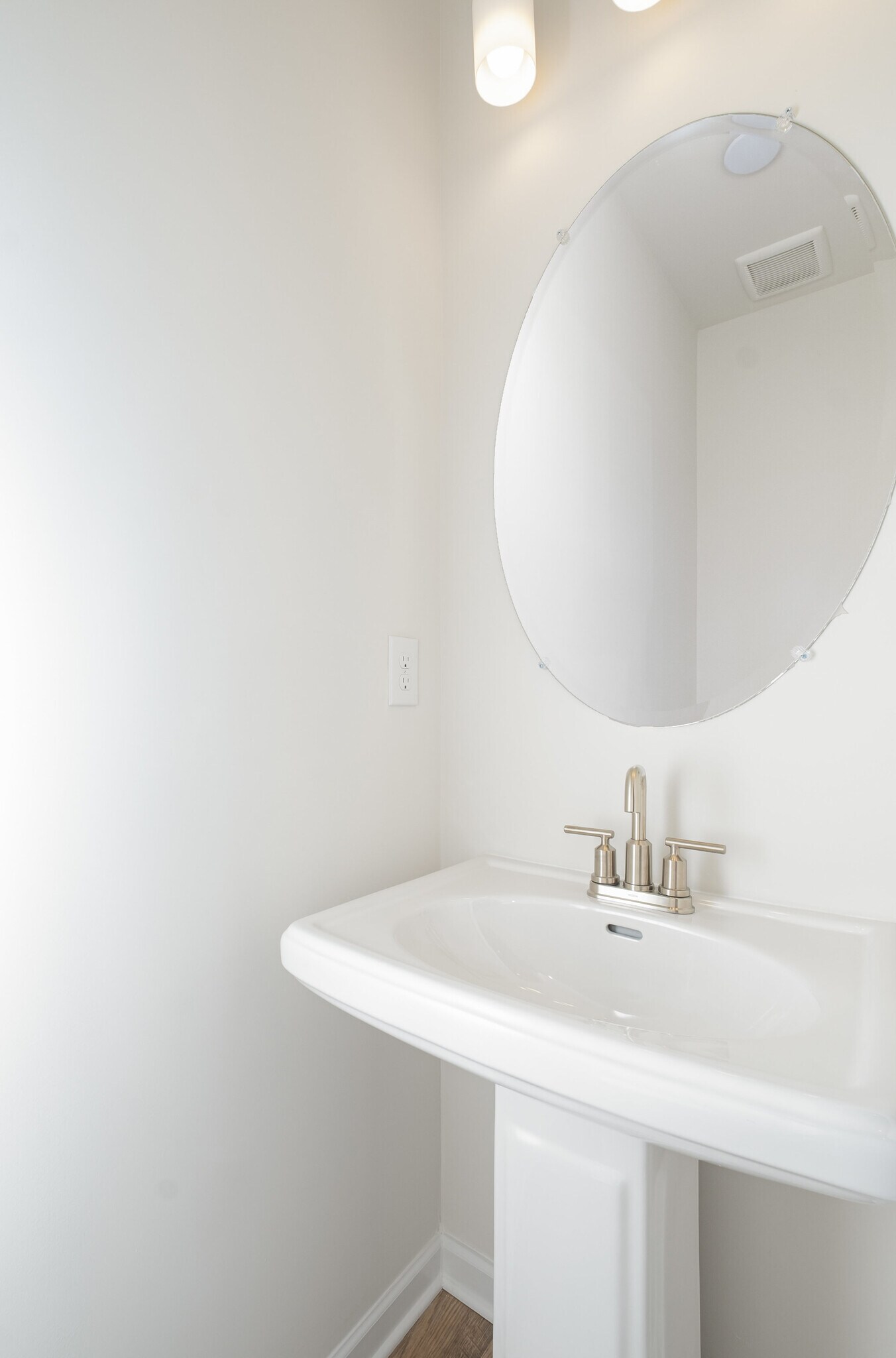 Building Photo - 605 Club View Way