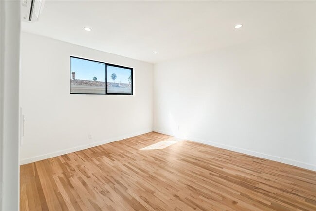 Building Photo - 652 Hayworth Ave