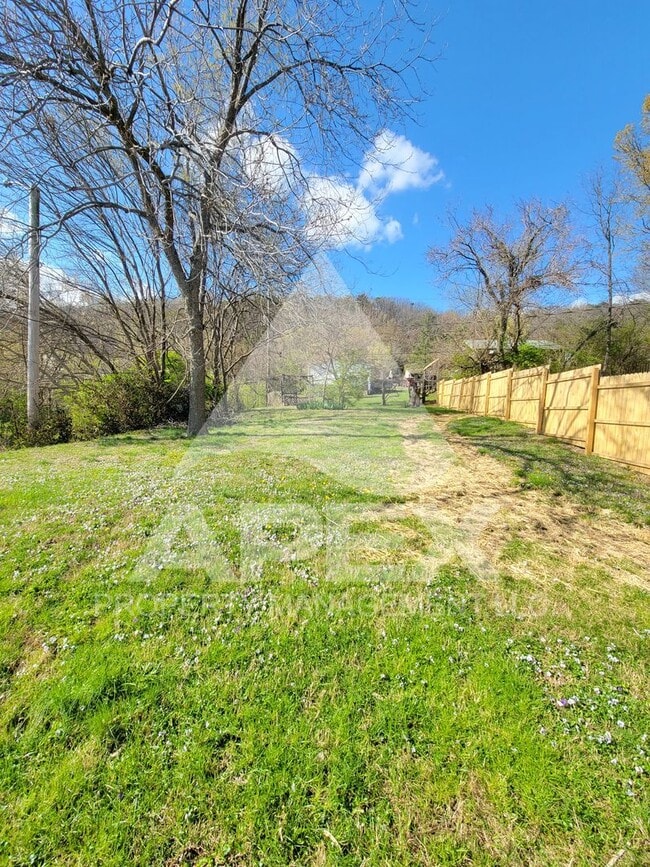 Building Photo - Renovated - 2 Bd 1 Ba Single Family home in North Knox close to downtown!