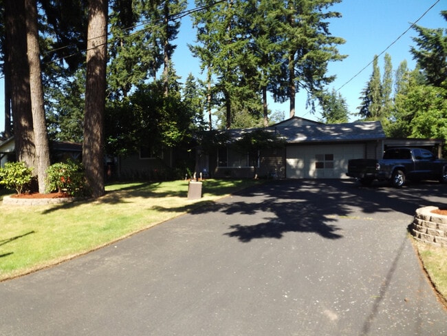 Building Photo - Very Nice 4 Bdrm 2 bath Rambler in Spanaway!