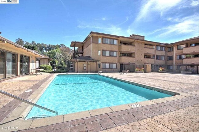 Building Photo - 3 br, 2 bath Condo - 26937 Hayward Bouleva...