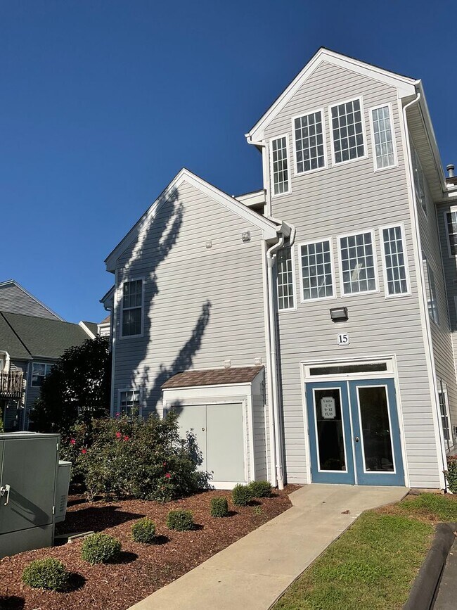 Building Photo - Forest Glen Condo Rental