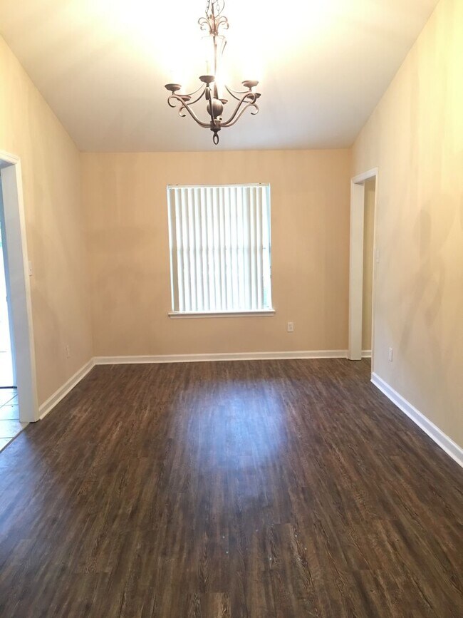 Building Photo - 5643 Sioux Dr