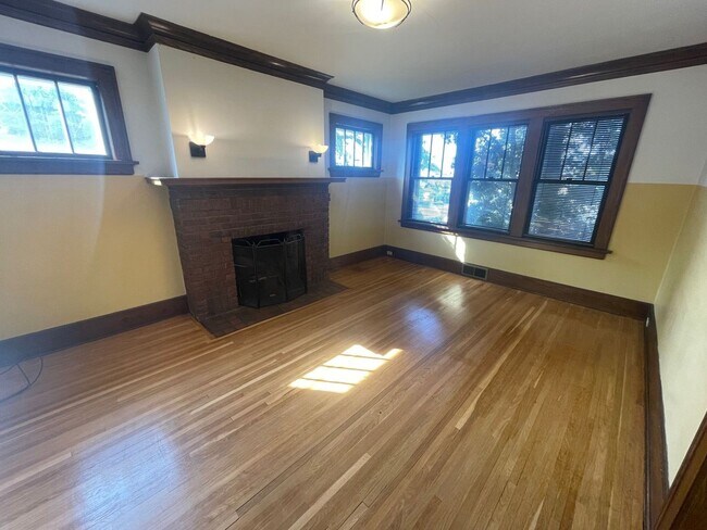 Building Photo - 414 N 19th Ave E