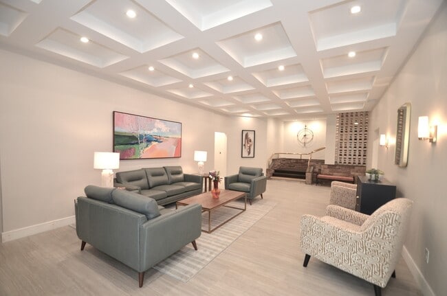 Primary Photo - 3900 Park Ave