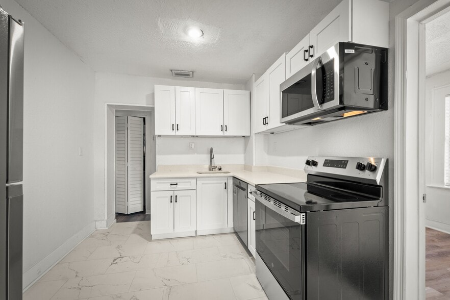 Building Photo - 3524 Boulevard