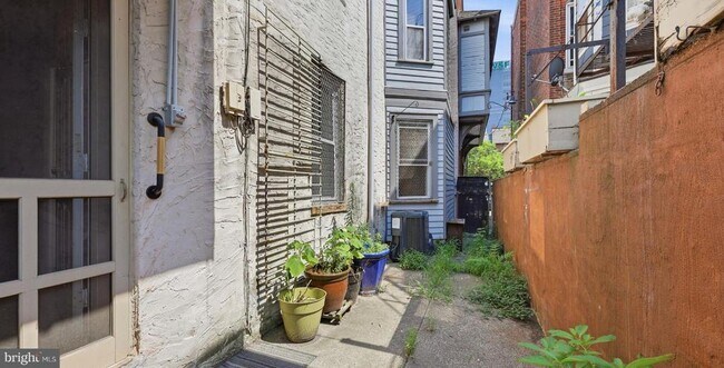 Building Photo - 506 W 9th St