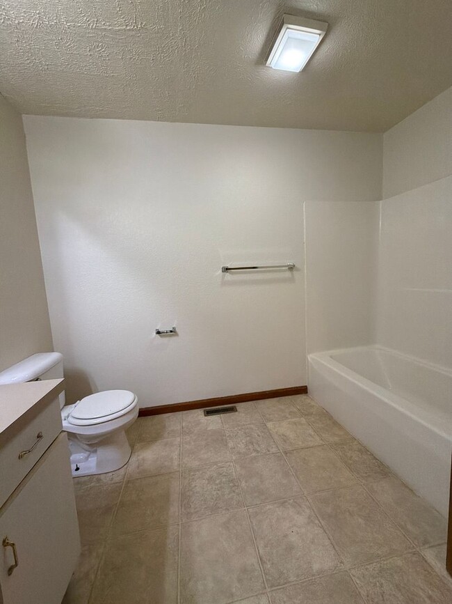 Building Photo - 211 Stonewall Ct