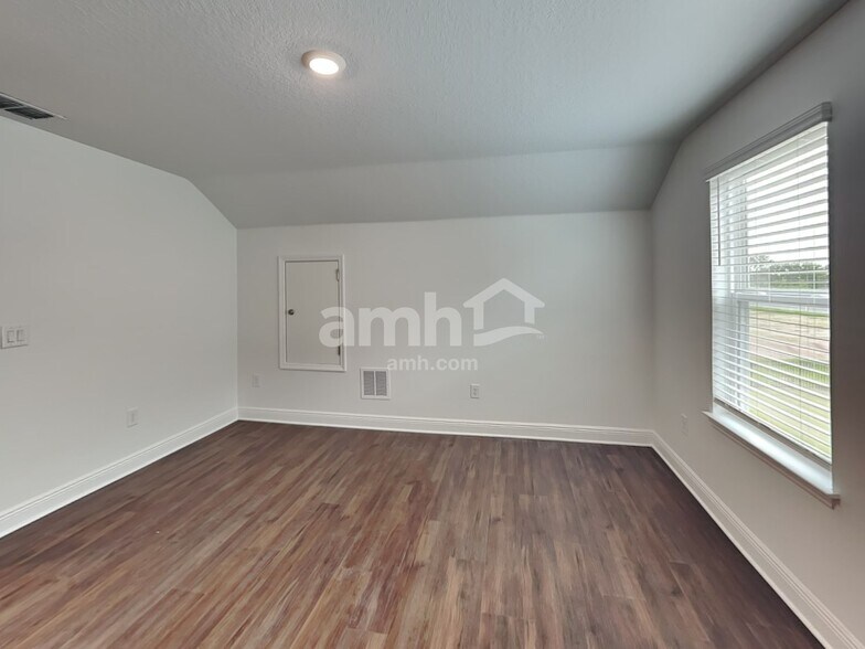 Building Photo - 14633 Cedar Ml Dr