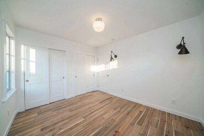 Building Photo - 511 Micheltorena St