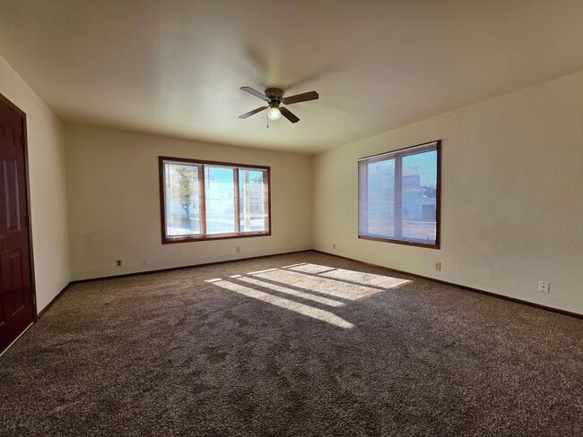 Building Photo - 1952 Roosevelt Ave