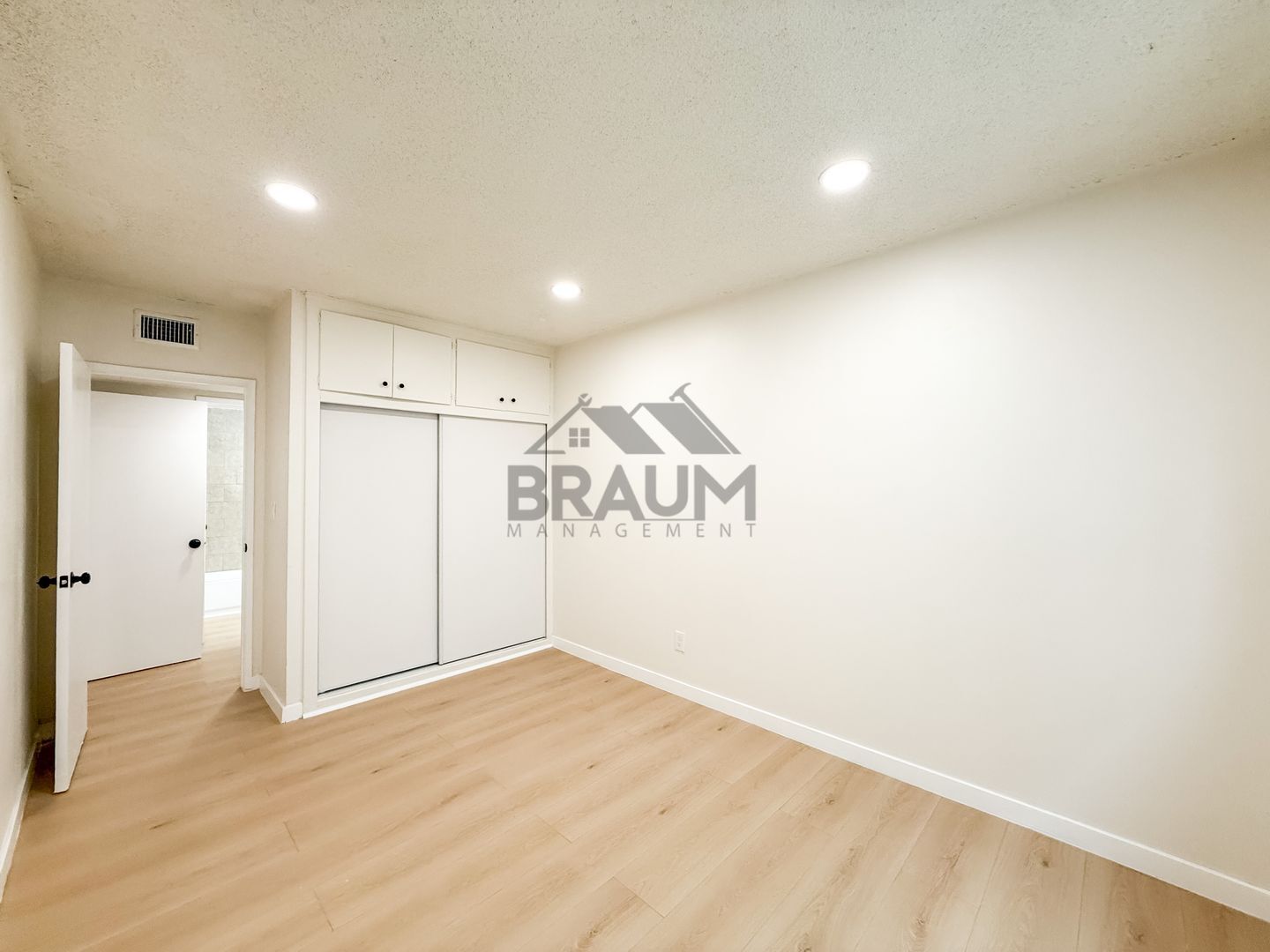 Building Photo - 5252 Hermitage Ave